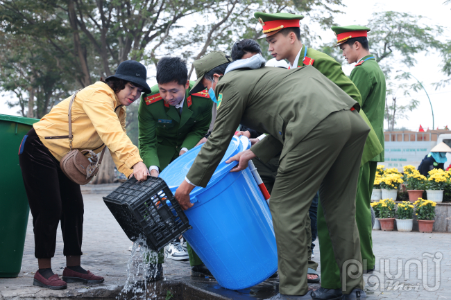 Sau khi đầy thùng các lực lượng chức năng tiến hành đổ bớt nước 