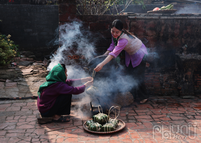 Cả gia đình cùng nhau dọn dẹp nhà cửa, trang hoàng bằng hoa đào, hoa mai, câu đối đỏ… tạo không khí ấm cúng, tươi vui.