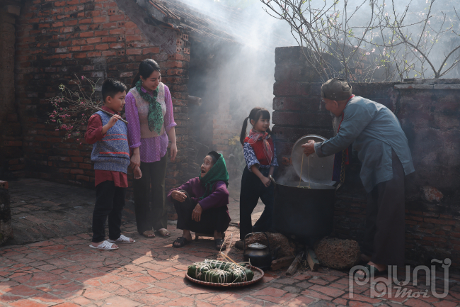 Tết là dịp để gia đình quây quần, là thời điểm để mọi người cùng nhau chia sẻ những khoảnh khắc ấm áp, yêu thương và trao cho nhau những lời chúc tốt đẹp. Đây là một nét đẹp văn hóa truyền thống cần được giữ gìn và phát huy.