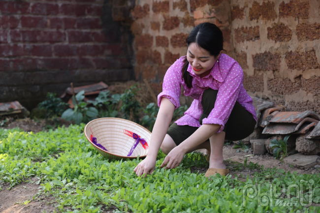 Bữa cơm tất niên vào chiều 30 Tết là bữa cơm sum họp cuối cùng của năm cũ. Cả gia đình cùng nhau thưởng thức những món ăn truyền thống và ôn lại những kỷ niệm của năm cũ.