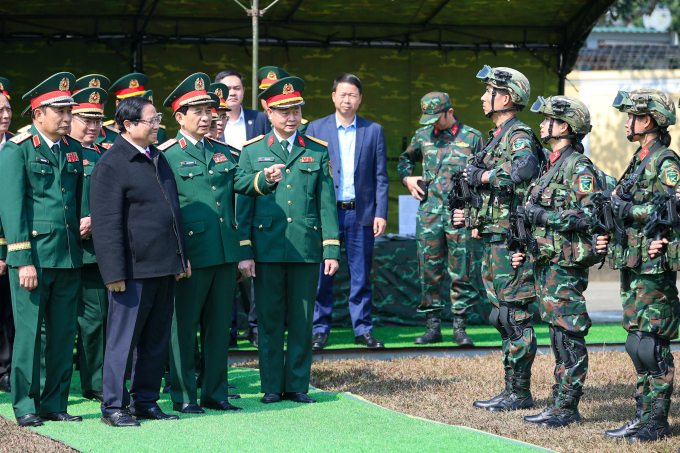   Nâng cao hơn nữa chất lượng công tác huấn luyện, trình độ sẵn sàng chiến đấu, rèn luyện bộ đội có trình độ kỹ, chiến thuật, chuyên môn nghiệp vụ thực sự tinh nhuệ, thiện chiến, có kỹ năng hành động giỏi, khả năng tác chiến độc lập và sức mạnh chiến đấu cao, xứng đáng là một trong những đơn vị hành động chủ công trong đội hình chiến đấu của Tình báo Quốc phòng.  Thủ tướng lưu ý phải luôn nắm chắc tình hình địa bàn, đối tượng, hướng tuyến, luôn cải tiến, đổi mới sáng tạo trong phương thức hoạt động, sẵn sàng ứng phó với mọi tình huống có thể xảy ra, xử lý nhanh gọn, linh hoạt, kịp thời, hiệu quả các vấn đề đặt ra.              Thủ tướng trồng cây lưu niệm tại Lữ đoàn K3 - Ảnh: VGP/Nhật Bắc        