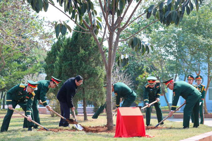 Thủ tướng trồng cây lưu niệm tại Lữ đoàn K3 - Ảnh: VGP/Nhật Bắc