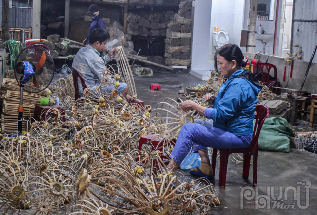 Những người thợ làm lồng đèn, mỗi người một việc, thâu đêm làm lồng đèn kịp nghỉ Tết