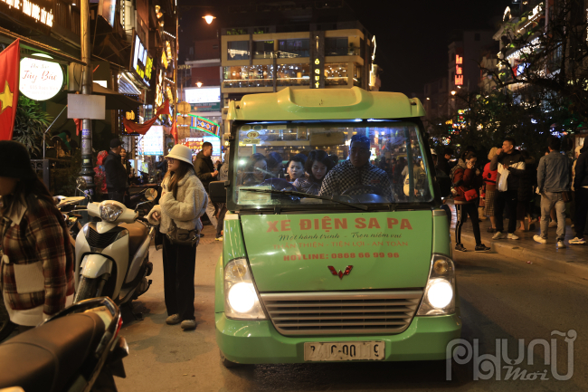 Du khách nhộn nhịp tại khu phố ẩm thực