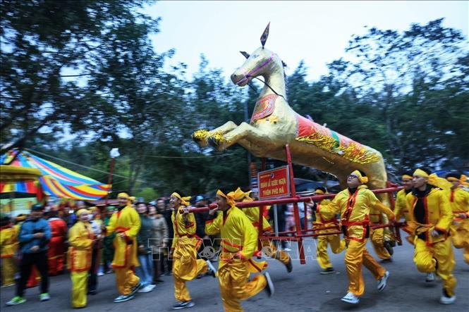 Các chàng trai Thôn Phù Mã, xã Phù Linh dâng kiệu Ngựa sắt. 