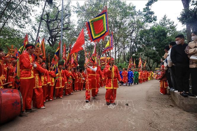 Các thôn lần lượt vào dâng lễ phẩm. 