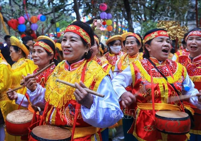 Đội kèn trống của các thôn tham gia lễ hội. 