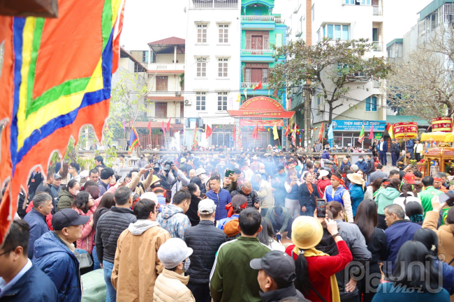 Sáng 05/02/2025 (tức mùng 8 Tết Nguyên đán), hàng trăm người dân cùng du khách thập phương đổ xô về đình làng Thị Cấm, phường Xuân Phương (quận Nam Từ Liêm, TP Hà Nội) để tham gia lễ hội kéo lửa, thổi cơm thi nhằm tri ân tướng quân Phan Tây Nhạc, một vị tướng từ thời Hùng Vương có công giúp nước.