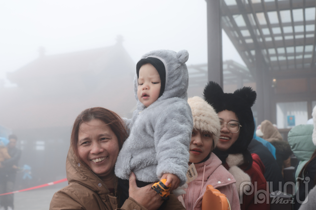 Trong dòng người nô nức lên đỉnh Fansipan ngày đầu năm, chúng ta không chỉ thấy những bạn trẻ tràn đầy nhiệt huyết, những người trung niên giàu kinh nghiệm mà còn có cả những gia đình đèo bồng con nhỏ. Dù gặp không ít khó khăn, vất vả, nhưng các bậc cha mẹ vẫn luôn nở nụ cười rạng rỡ, bởi họ biết rằng, những trải nghiệm này sẽ là hành trang quý giá cho con cái mình trên đường đời. Cùng con chinh phục đỉnh cao, cùng con khám phá thế giới, đó chính là món quà ý nghĩa nhất mà các bậc cha mẹ dành tặng cho con mình