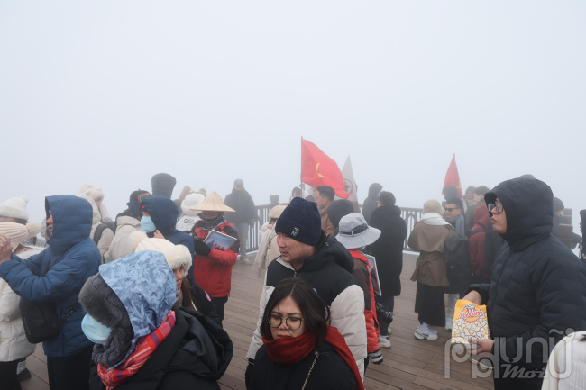 Bất chấp 1°C, dân tình chen chân lên đỉnh Fansipan trải nghiệm ngày đầu năm