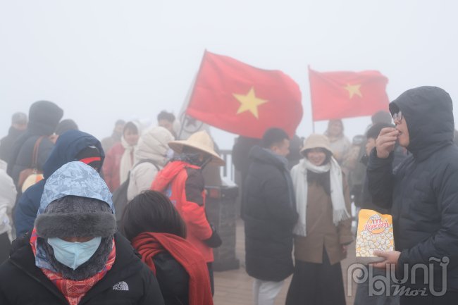 Bất chấp 1°C, dân tình chen chân lên đỉnh Fansipan trải nghiệm ngày đầu năm