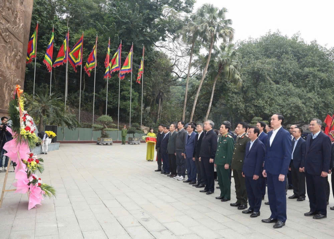 Tổng Bí thư Tô Lâm dâng hoa tại Bức phù điêu “Bác Hồ nói chuyện với cán bộ, chiến sĩ Đại đoàn quân Tiên Phong” khu vực Ngã 5 đền Giếng, Khu Di tích lịch sử quốc gia đặc biệt Đền Hùng. Ảnh: Thống Nhất/TTXVN