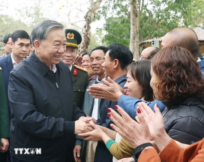 Tổng Bí thư Tô Lâm với nhân dân tại Khu Di tích lịch sử quốc gia đặc biệt Đền Hùng. Ảnh: Thống Nhất/TTXVN