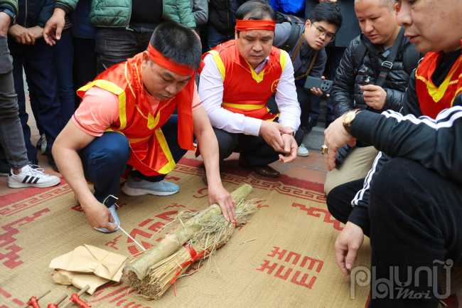 Để kéo ra lửa, các đội lấy hai thanh giang kẹp vào bùi nhùi, dùng hai thanh tre ốp một mảnh trên và một mảnh dưới, giữ chắc hai đầu rồi hai người kéo co để cật giang cọ sát vào cật tre nhiều lần tạo ma sát. 