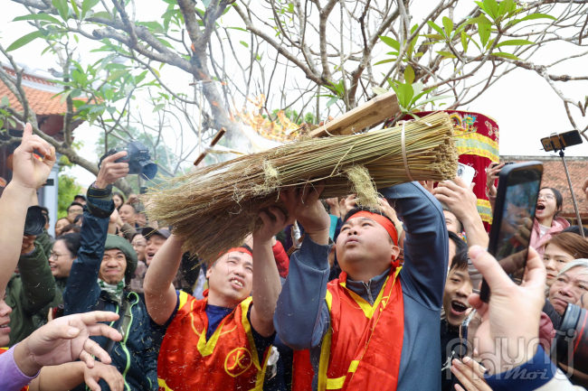 Không khí lễ hội càng trở nên đông vui hơn khi lửa rơm bắt đầu cháy, các đội thi chính thức bước vào cuộc thi nấu cơm đầy vui nhộn.