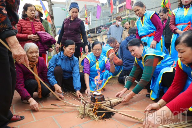 Những người phụ nữ khéo tay nhất trong đội sẽ được cử ra để nấu cơm. Từ kéo lửa cho đến nấu gạo thành cơm chỉ diễn ra trong vòng một giờ đồng hồ.