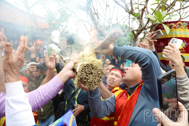 Khi thấy có khói bốc lên thì dừng lại và thổi cho lửa bùng lên, dùng mồi lửa này để thổi cơm.