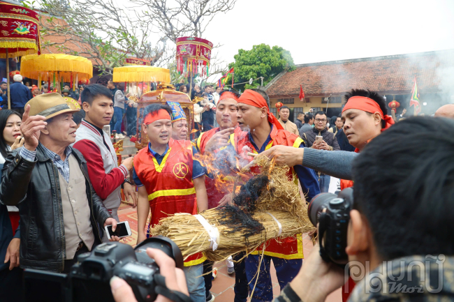 Thời gian thi bắt đầu từ khi các đội phát được lửa thổi cơm đến khi kết thúc kéo dài trong 1 giờ. Thóc được dùng trong hội thi được dân làng Thị Cấm gieo trồng và tuyển lựa kỹ càng.