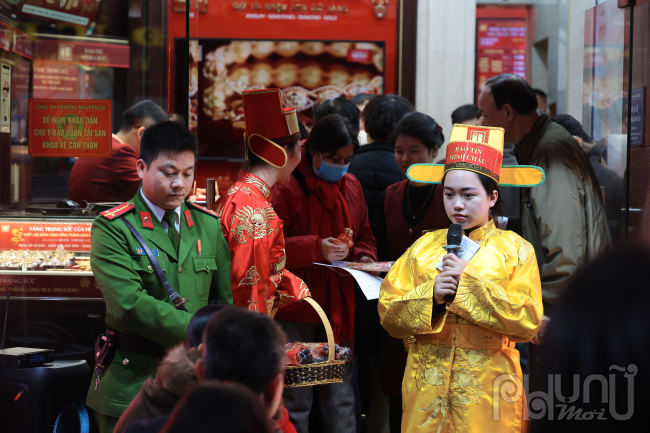 Không chỉ cập nhật giá vàng, nhân viên còn sẵn sàng tư vấn, giải đáp mọi thắc mắc của khách hàng về giá vàng, giúp mọi người có thể đưa ra quyết định mua bán vàng một cách tốt nhất.