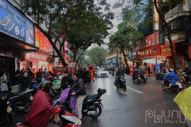 Từ tờ mờ sáng, các cửa hàng vàng trên phố Trần Nhân Tông đã sáng đèn, nhộn nhịp hẳn lên với không khí khai trương tưng bừng. Hàng chục nhân viên tất bật chuẩn bị, sắp xếp vàng bạc đá quý, sẵn sàng đón lượng khách hàng 