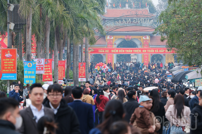 Hội Lim là lễ hội vùng của 3 xã thuộc tổng Nội Duệ xưa, nay gồm thị trấn Lim, xã Nội Duệ và xã Liên Bão thuộc huyện Tiên Du, tỉnh Bắc Ninh.