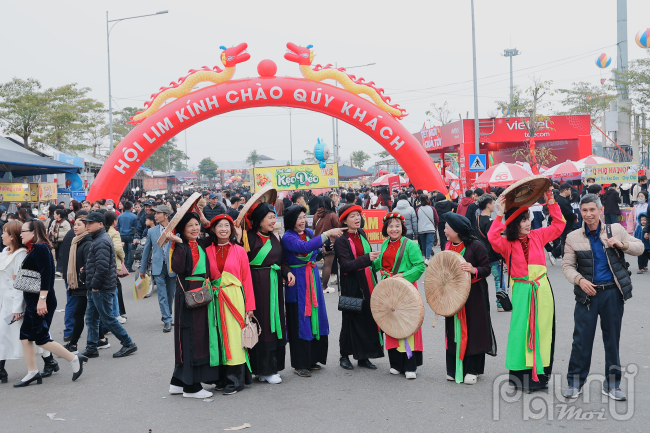 Những bộ trang phục thân quen bắt mắt được người dân hóa thân thành các liền anh liền chị đi trẩy hội