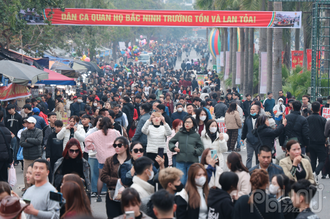 Lễ hội năm nay diễn ra trong các ngày 9-10/2. Trong đó, ngày 9/2 diễn ra các hoạt động phần lễ như đón bằng công nhận di tích cấp tỉnh đình làng Đình Cả (xã Nội Duệ); lễ dâng hương tại chùa Hồng Ân.