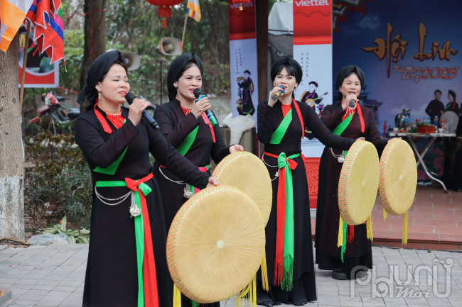 Ngoài ra, còn có các hoạt động giao lưu, biểu diễn dân ca quan họ trên sân khấu, hát cửa đình, cửa chùa, hát quan họ dưới thuyền, tại gia đình các nghệ nhân...