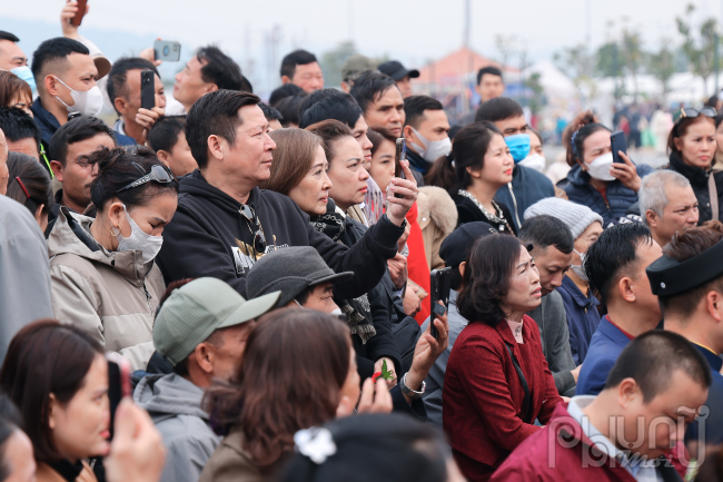 Người nghe có thể thưởng tiền cho liền anh, liền chị bằng cách thả tiền vào những chiếc đĩa hoặc khay được đặt trên thuyền.