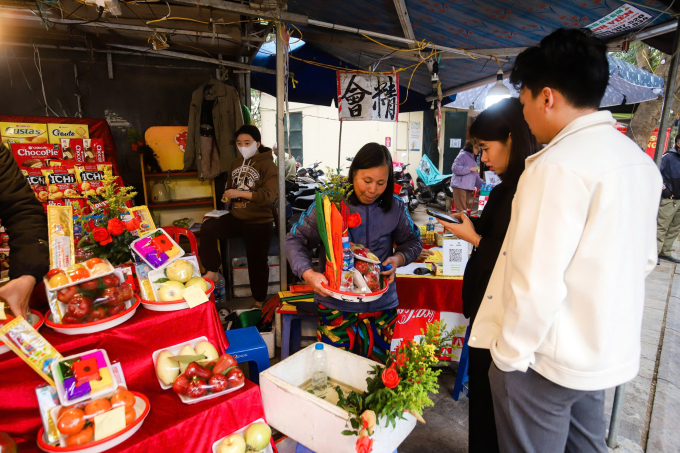 Những mâm lễ được các tiểu thương buôn bán tại khu vực cửa Phủ chuẩn bị kĩ càng gồm: cau trầu, hoa quả, trà thuốc, bánh kẹo... Mỗi mâm lễ sẽ có giá dao động từ 200.000 đồng - 500.000 đồng.