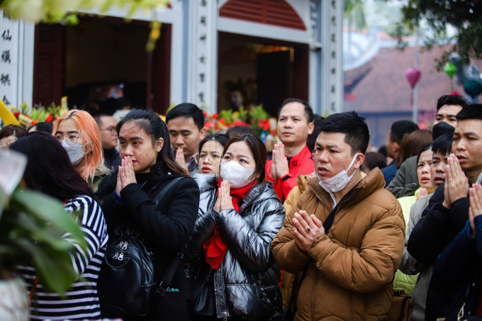 Do khuôn viên Phủ Tây Hồ chật hẹp nên nhiều người dâng lễ và thực hiện vái vọng từ xa.