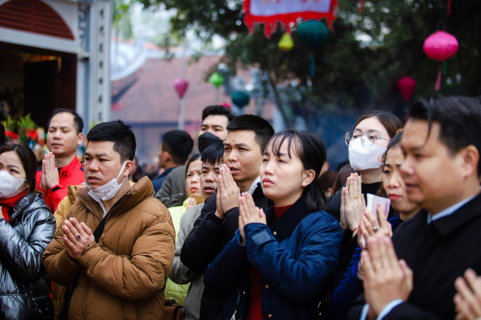 Trong không gian linh thiêng của Phủ Tây Hồ, tiếng chuông chùa ngân vang, hòa cùng tiếng cầu nguyện khẩn thiết của mọi người.