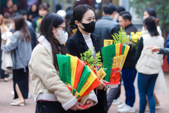 Các bạn trẻ chuẩn bị mâm lễ tươm tất để dâng lễ cầu tài, cầu lộc cho gia đình.