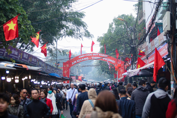 Ngày 15 tháng Giêng, không khí tại Phủ Tây Hồ trở nên sôi động hơn bao giờ hết khi hàng nghìn người dân và du khách từ khắp nơi đổ về cầu bình an, may mắn trong năm mới Ất Tỵ 2025