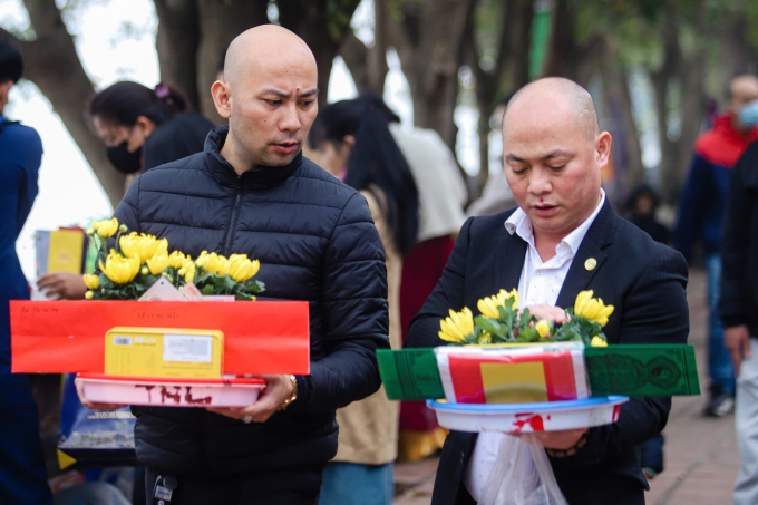 Trong tâm hồn mỗi người, đều ấp ủ những hy vọng về một năm mới an lành, hạnh phúc khi đến với Phủ Tây Hồ vào ngày Rằm tháng Giêng.