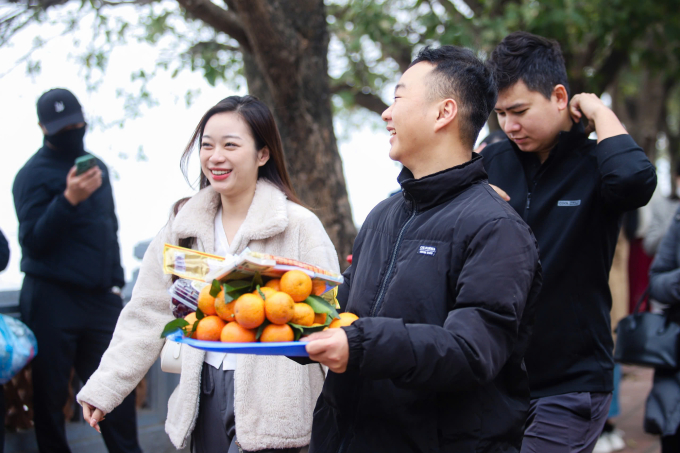 Với những mâm lễ đơn sơ, người dân thành tâm dâng lên các vị thần, cầu mong một năm mới bình an, mưa thuận gió hòa.