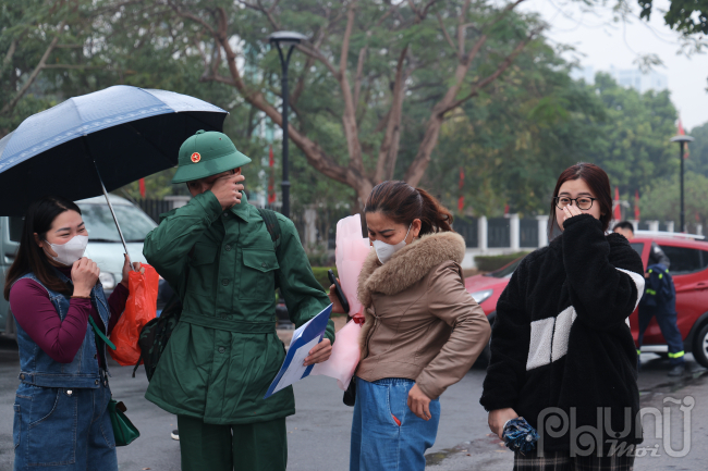 Tân binh Nguyễn Thành Nam, Thạc Bàn, Long Biên xúc động chia sẻ: Em cảm thấy vô cùng vinh dự và tự hào khi được nhà nước và nhân dân tin tưởng, giao cho trọng trách thiêng liêng này. Đây là cơ hội để em được cống hiến sức trẻ, trí tuệ và lòng nhiệt huyết của mình cho sự nghiệp xây dựng và bảo vệ Tổ quốc.