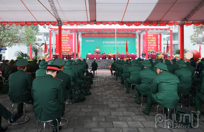 Năm 2025, các thanh niên ưu tú, đại diện cho tuổi trẻ quận Long Biên lên đường nhập ngũ, trong đó có 80 công dân nhập ngũ vào Quân đội, 20 công dân thực hiện nghĩa vụ Công an nhân dân.