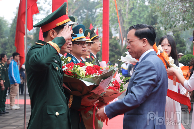 Đại diện các đơn vị nhận quân cũng bày tỏ sự tin tưởng về chất lượng công dân nhập ngũ và thống nhất, thường xuyên trao đổi thông tin, tình hình thực hiện nghĩa vụ quân sự của thanh niên; quan tâm, tạo mọi điều kiện thuận lợi để các tân binh hoàn thành tốt nhiệm vụ được giao.