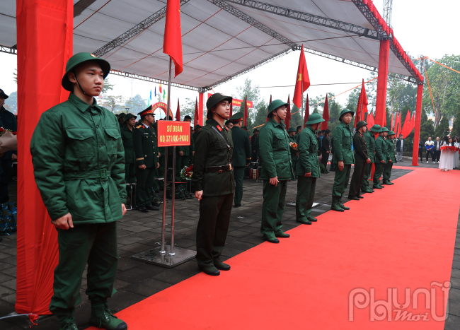 Các tân binh gồm có nghĩa vụ quân sự và nghĩa vụ công an nhân dân là hai nghĩa vụ quan trọng của công dân Việt Nam trong sự nghiệp xây dựng và bảo vệ Tổ quốc.