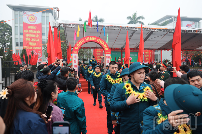 Các tân binh thực hiện nghi thức bước qua cổng vinh quang đầy khí thế