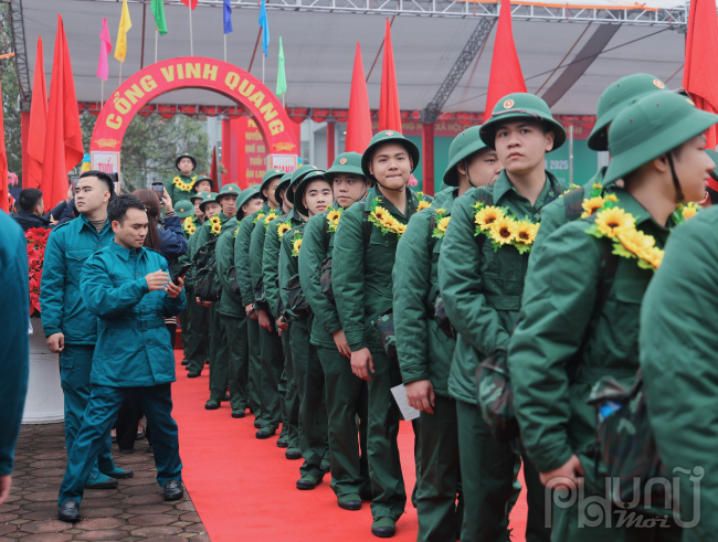 Các tân binh được trao tặng những bông hoa tươi thắm cùng lời động viên, dặn dò trước khi bước vào một hành trình mới đầy thử thách nhưng cũng rất đáng tự hào.