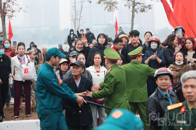 Trên khuôn mặt mỗi người, cảm xúc lẫn lộn. Có người cười tươi, vẫy tay chào tạm biệt, nhưng sâu trong đôi mắt lại ánh lên niềm xót xa. Có người cố gắng kìm nén cảm xúc, nhưng khóe mắt đã đỏ hoe từ lúc nào. Có người lại ôm chặt con mình, nước mắt tuôn rơi không ngừng.