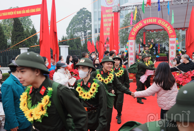 Những cái bắt tay vội vã từ người nhà, người thân tiễn tân binh lên đường nhập ngũ là khoảnh khắc xúc động, đong đầy tình cảm và trách nhiệm.