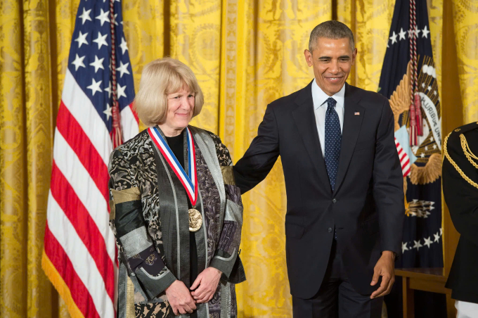 Tổng thống Obama trao tặng Huân chương Khoa học Quốc gia cho Tiến sĩ Mary-Claire King, một chuyên gia về di truyền học của Đại học Washington, tại Phòng phía Đông của Nhà Trắng. Huân chương Khoa học Quốc gia ghi nhận những cá nhân có đóng góp nổi bật cho khoa học và kỹ thuật. Ảnh: seattletimes