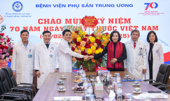 Phó Chủ tịch Quốc hội Nguyễn Thị Thanh thay mặt lãnh đạo Đảng, Nhà nước ghi nhận và đánh giá cao những thành tích, kết quả nổi bật mà bệnh viện đạt được trong năm 2024. Đồng thời, bà khẳng định rằng với tinh thần tận tụy, không ngừng đổi mới, Bệnh viện Phụ Sản Trung ương đã tập trung nâng cấp toàn diện cơ sở vật chất, đầu tư trang thiết bị hiện đại nhằm nâng cao chất lượng khám chữa bệnh, đặc biệt là điều trị thành công nhiều ca bệnh khó, bệnh hiểm nghèo. Ảnh: QH