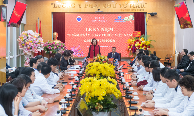 Hằng năm, Ngày Thầy thuốc Việt Nam là dịp để xã hội tri ân những người khoác áo blouse trắng, đồng thời cũng là cơ hội để ngành y nhìn lại, đổi mới và phát triển, hướng tới nền y tế hiện đại, chất lượng hơn. Ảnh: QH