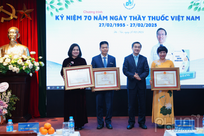 Giáo sư, Tiến sĩ Trần Văn Thuấn, Thứ trưởng Y tế trao danh hiệu Thầy thuốc ưu tú cho 3 thầy thuốc.