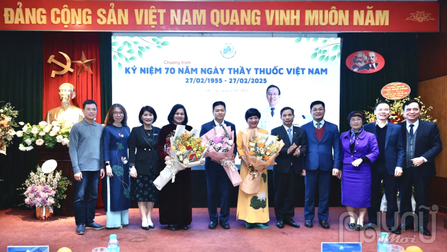 Ban Giám đốc bệnh viện chúc mừng 3 Thầy thuốc ưu tú.