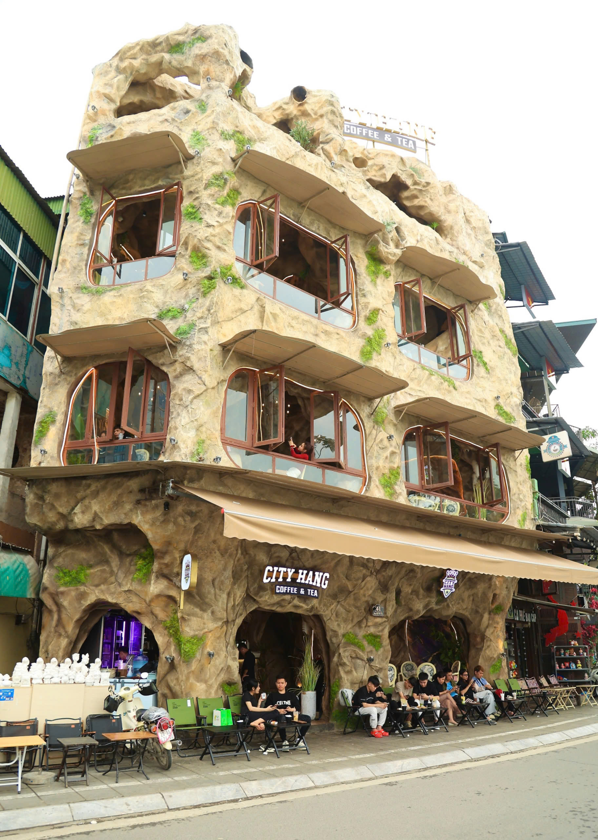 Những mảng xanh của cây cỏ len lỏi giữa những khối đá, tạo nên một không gian 'hang động' vừa hoang sơ, vừa gần gũi với thiên nhiên. Ánh sáng vàng ấm áp được bố trí khéo léo, tạo nên những hiệu ứng thị giác độc đáo, khiến thực khách cảm thấy như đang lạc vào một thế giới cổ tích.